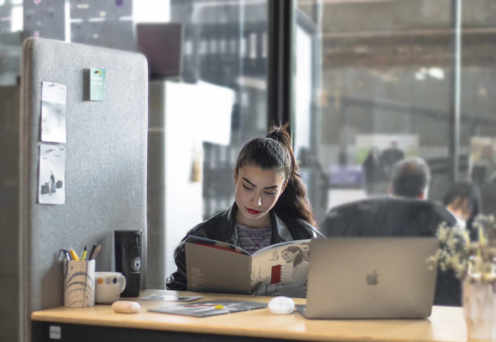 Een vrouw werkt geconcentreerd aan haar laptop